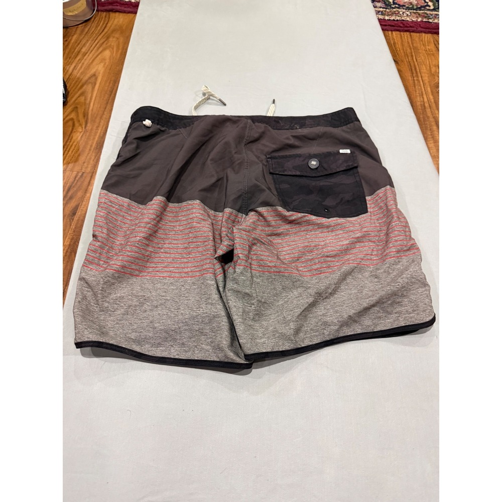 Surfcore Mens Vuori Cruise Board Shorts 32 Grey Red Striped